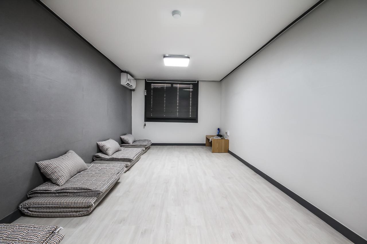 Deluxe Motel Geoje Exterior photo